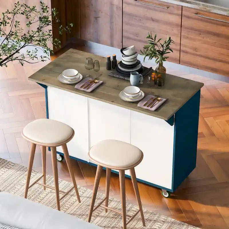 Îlot de cuisine roulant de style rustique avec plateau en chêne à abattant, étagères de rangement internes et porte-serviettes.