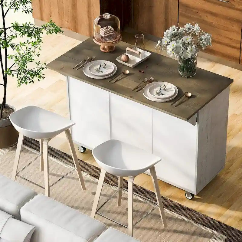 Îlot de cuisine roulant de style rustique avec plateau en chêne à abattant, étagères de rangement internes et porte-serviettes.
